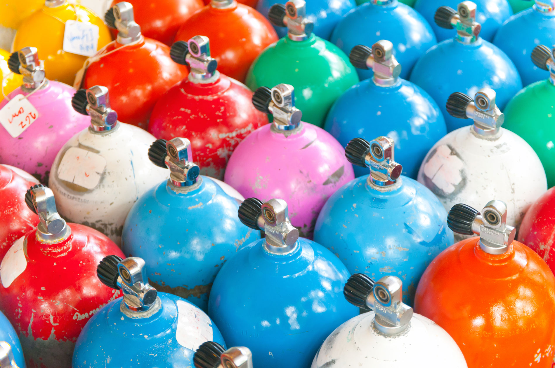 Colorful aluminum cylinders for different gas markets